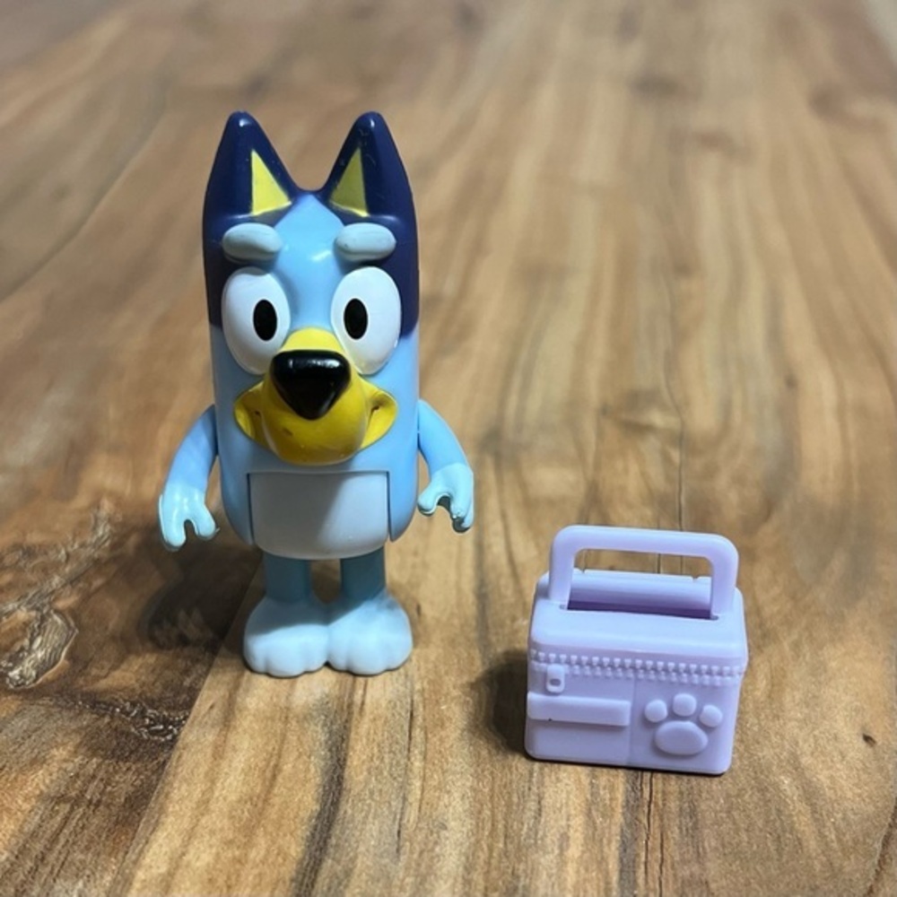 Bluey Heeler 2.5” Figure with Purple Lunchbox School Mates Lunch Time Learning